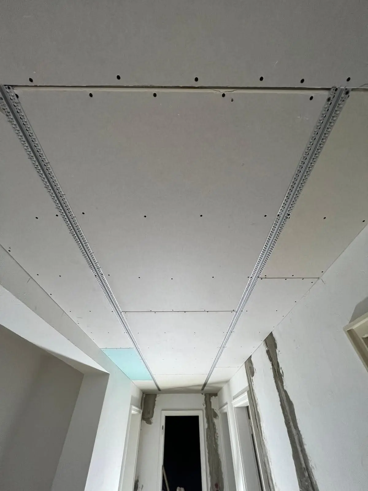 Abgehängte Decke im Trockenbau mit Kantenprofilen, vorbereitet für LED-Beleuchtung – Josephsplatz, München