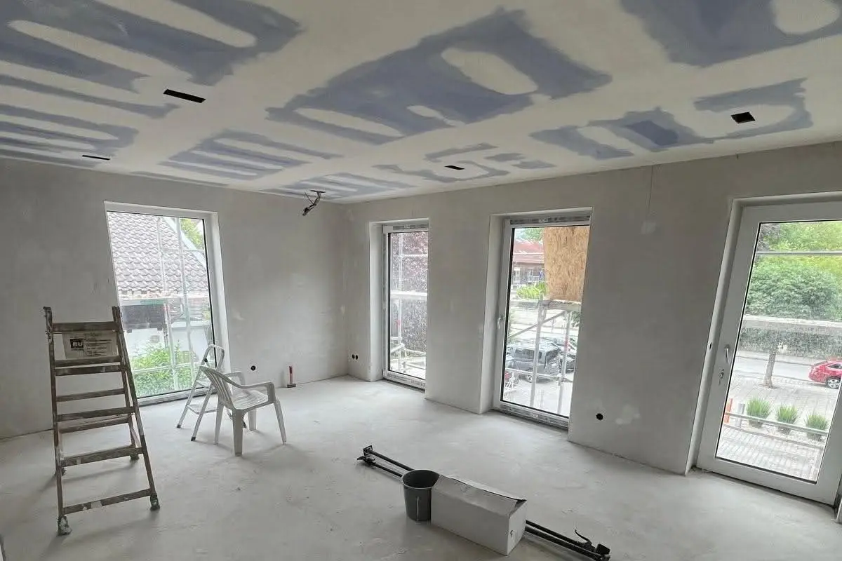 Trockenbau München – spachtelfertig ausgebauter Raum mit abgehängter Decke